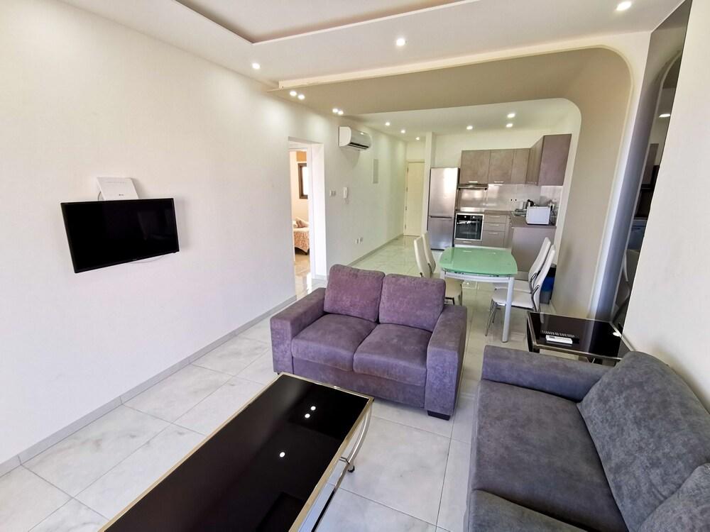 Sunny Daze Seaview Apartment