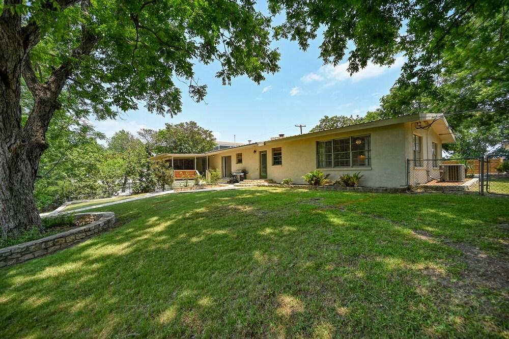 Luxury Lakefront Oasis W/boat Dock-firepit