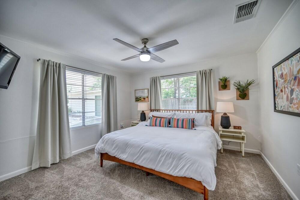 Luxury Lakefront Oasis W/boat Dock-firepit