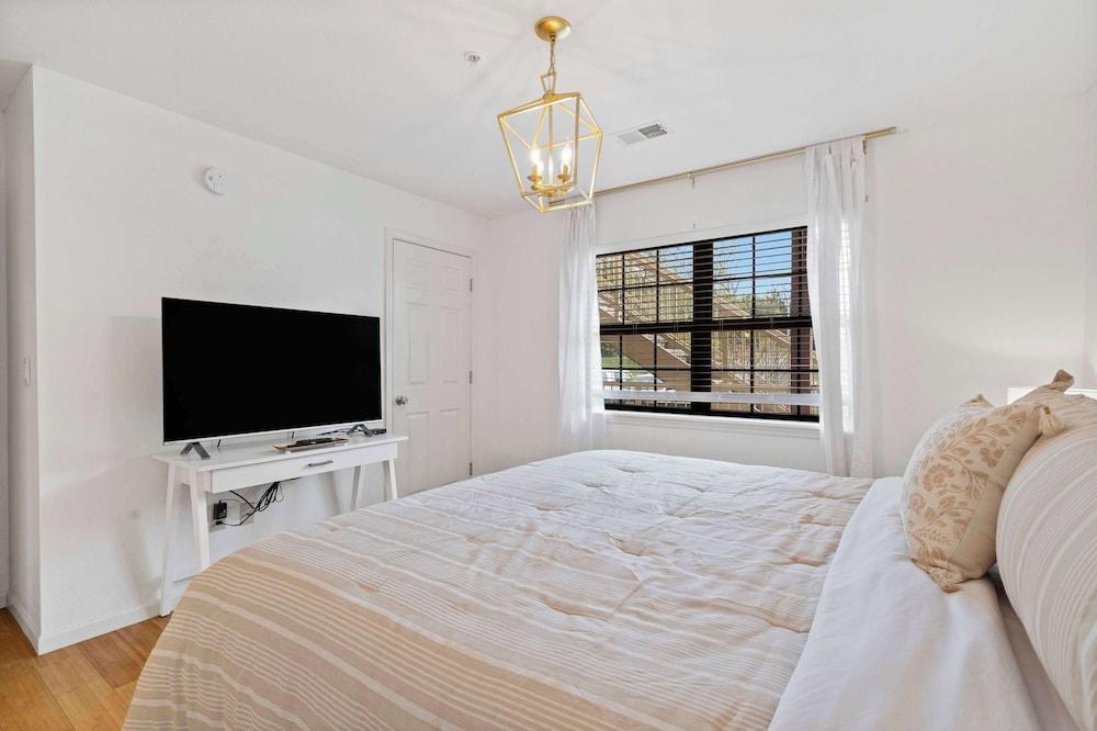 Foothills Walk-in - On-site Amenities