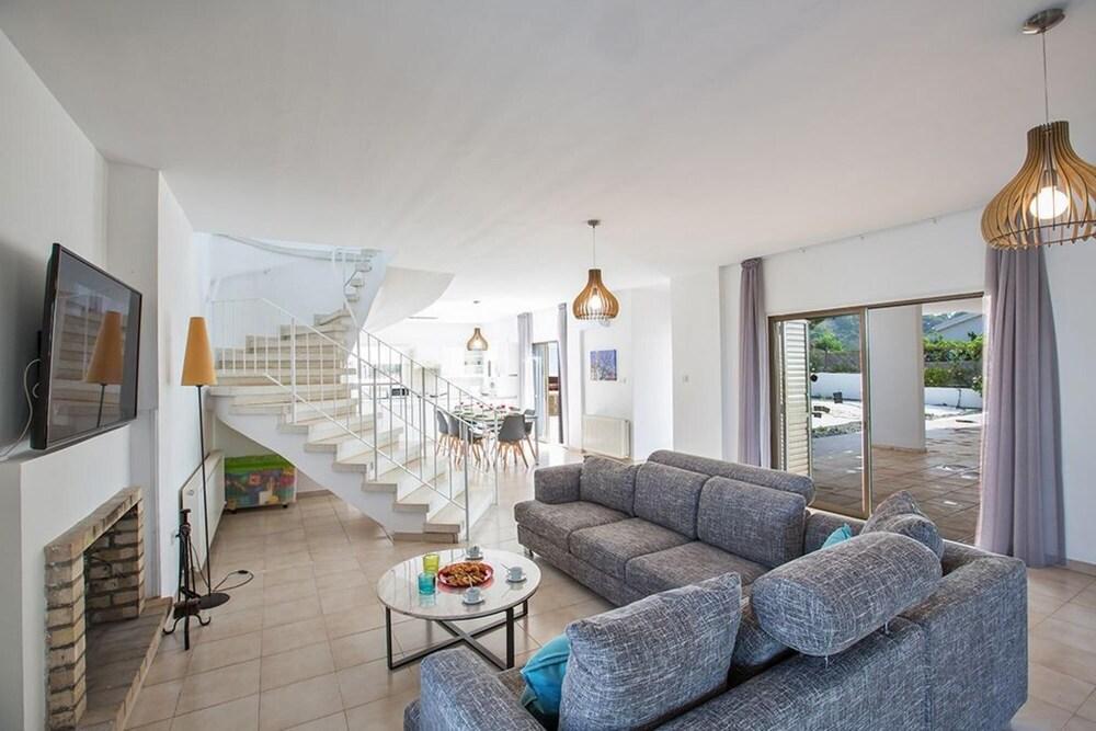 Villa Rosie AQ Anm03