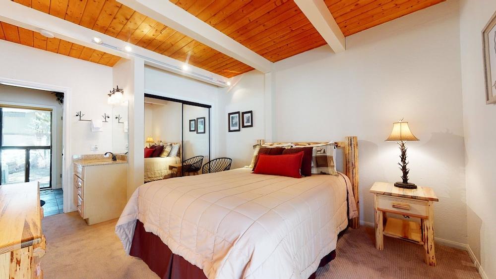 Villa De Los Pinos - Year-round Activities, Nearby Shopping & Restaurants