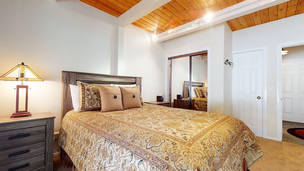 Villa De Los Pinos - Year-round Activities, Nearby Shopping & Restaurants