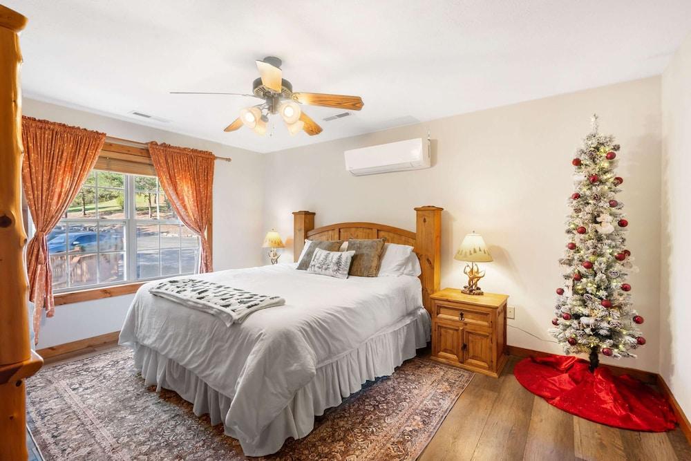 The Lodge on the Creek Branson West Cabin w/ Beautiful Views