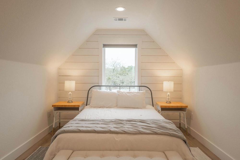 Scarlet Ridge Retreat - Near Wineries & DT Austin!