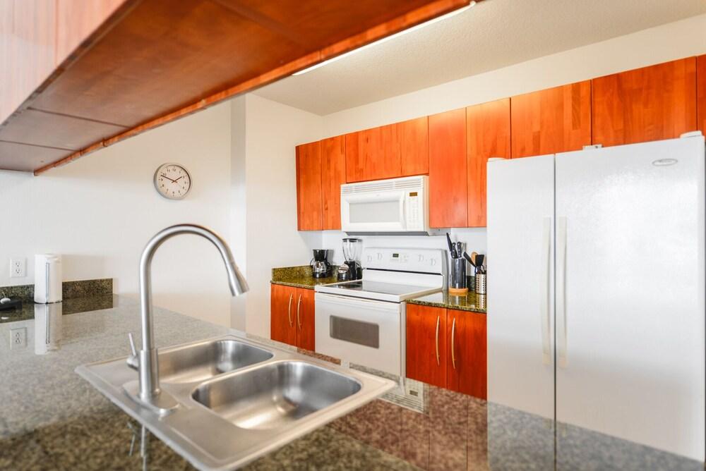 Stunning Apartment W pool & Gym- Parking