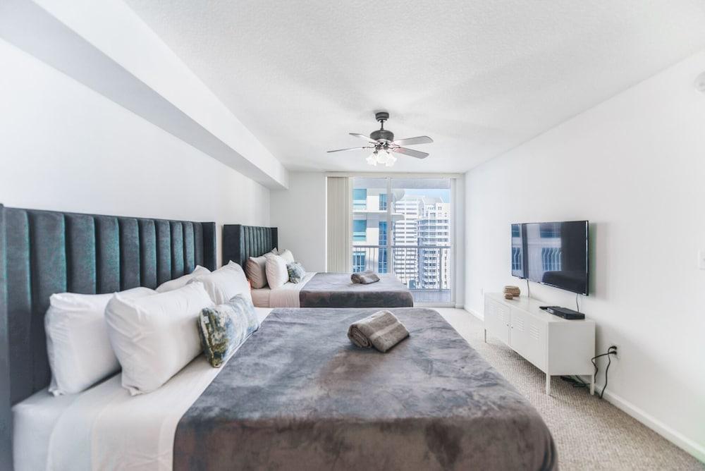 Stunning Apartment W pool & Gym- Parking