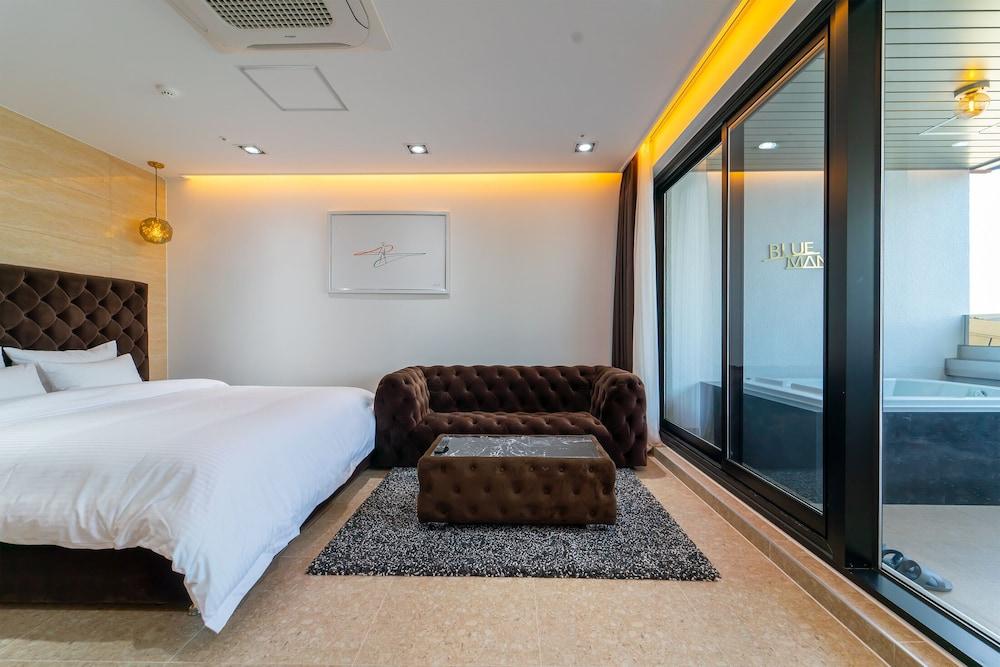 Blue Mango Pool Villa & Resort