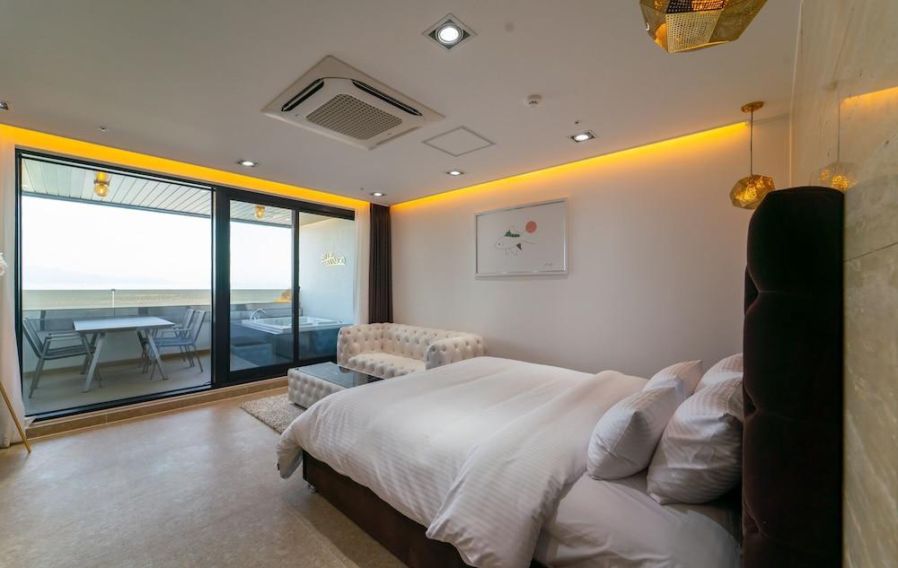 Blue Mango Pool Villa & Resort