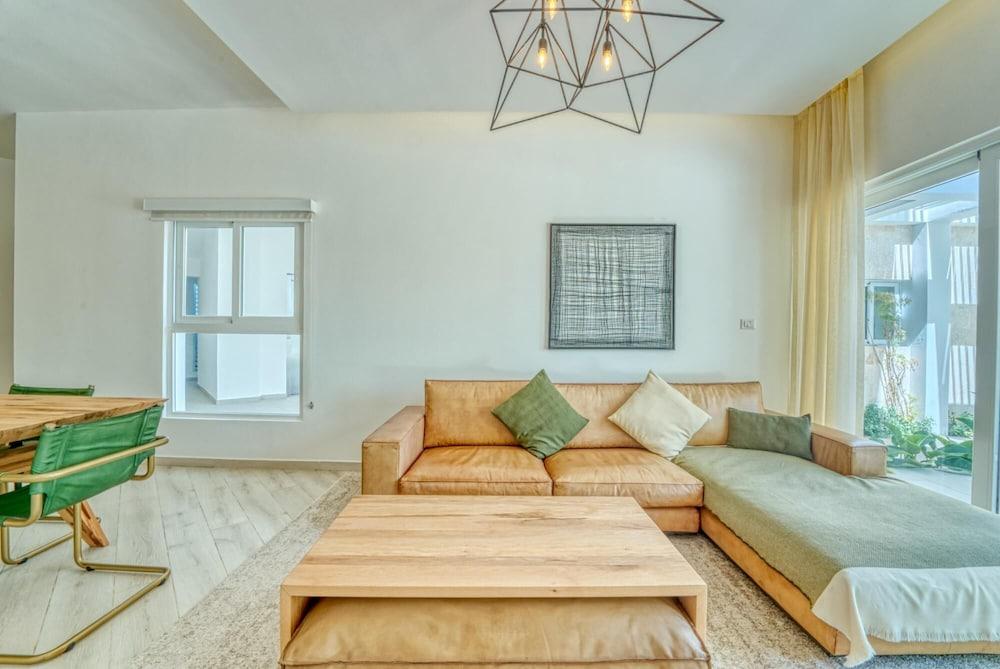 Unique Modern Apartment With Direct Beach Access