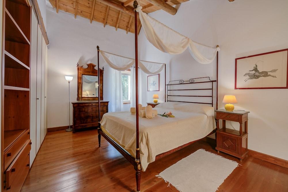 Alberta's Liberty House With Pool