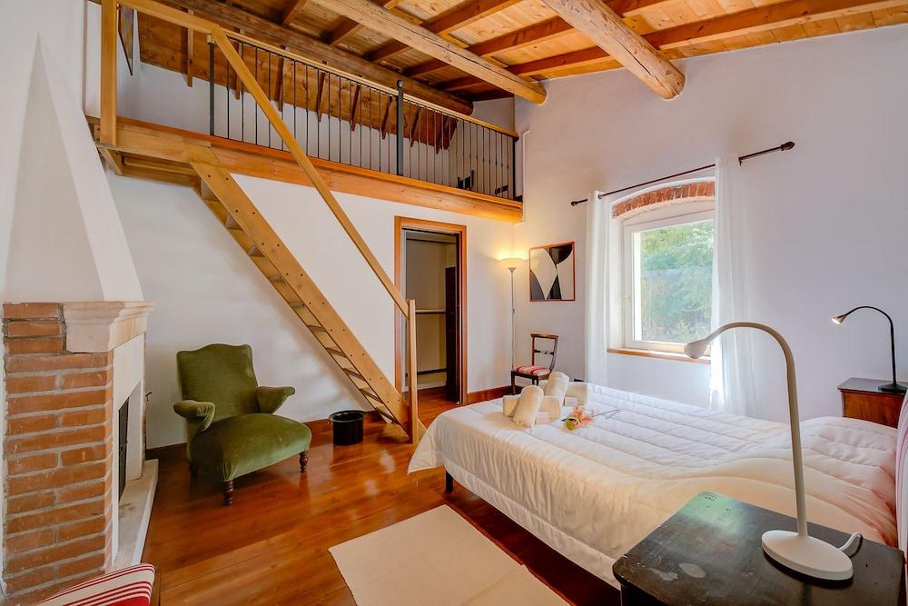 Alberta's Liberty House With Pool