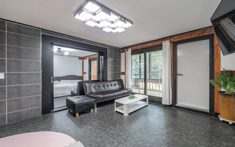 Gyeongju Palace Pool Villa Pension