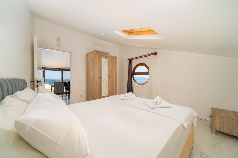 Golden Rose Suit Pension