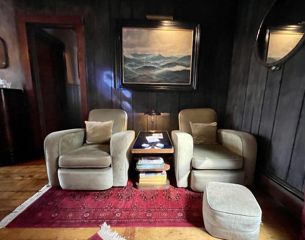 Crew's Quarters Boarding House Caters to Men