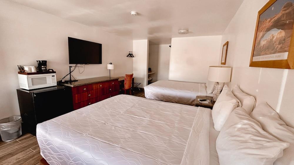 Whispering Sands Motel