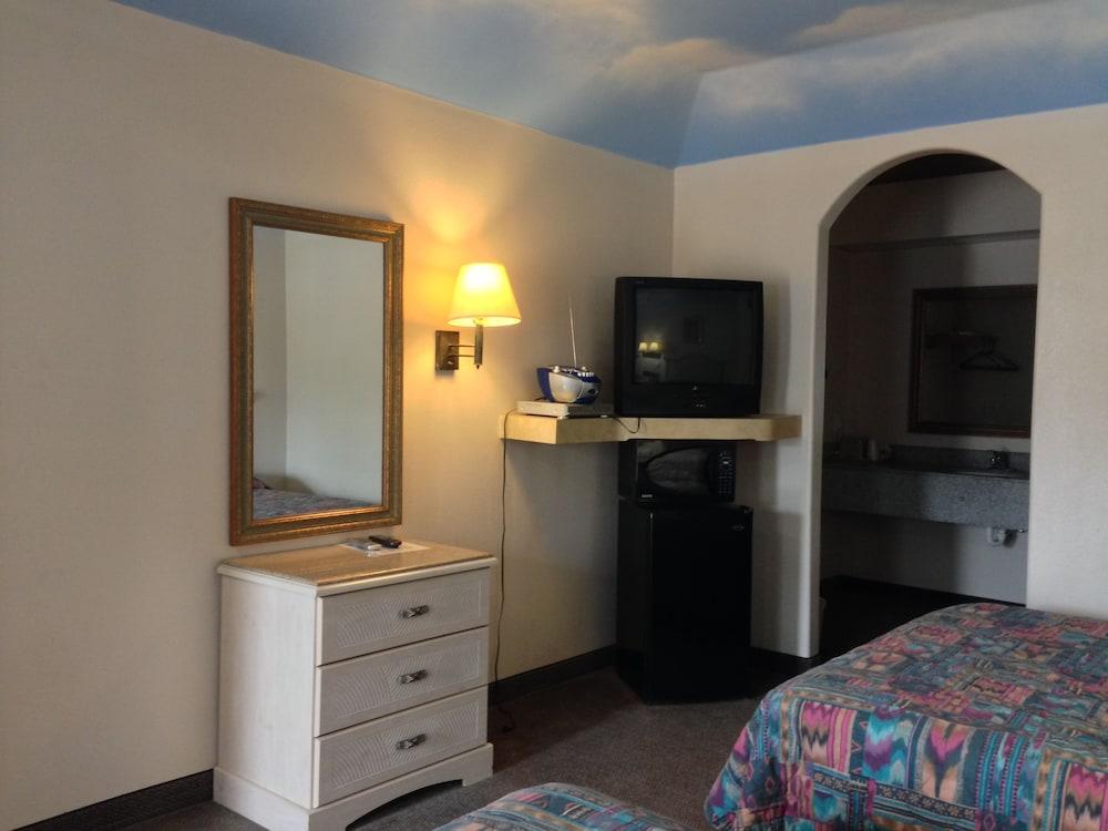 Camelot Inn & Suites Highway 290 NW Freeway