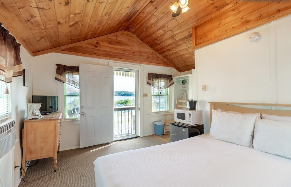 Half Moon Motel & Cottages