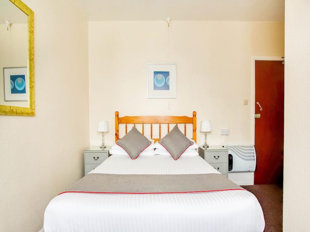 OYO Godolphin Arms Hotel