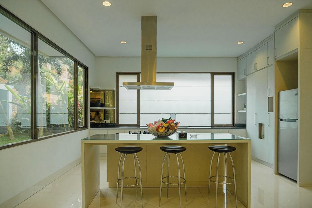 Oyama City View 4BR Villa with a Heated Pool