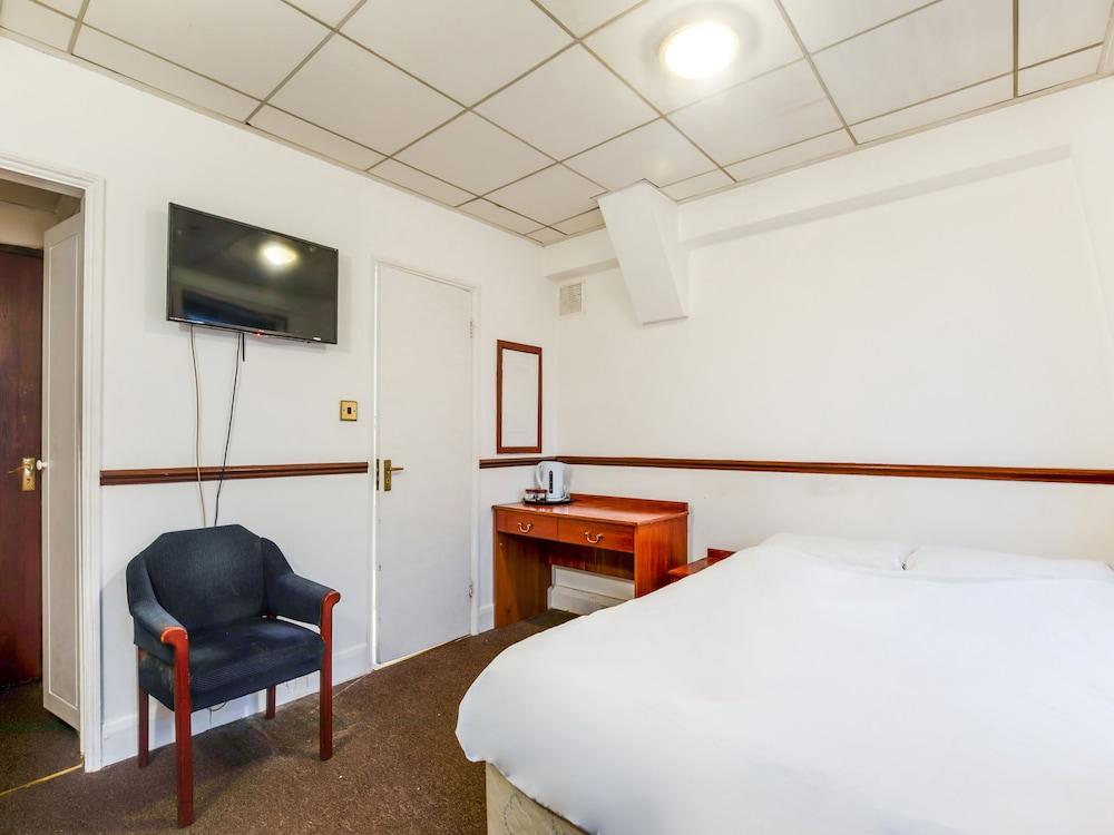 OYO VII Hotel & Indian Restaurant