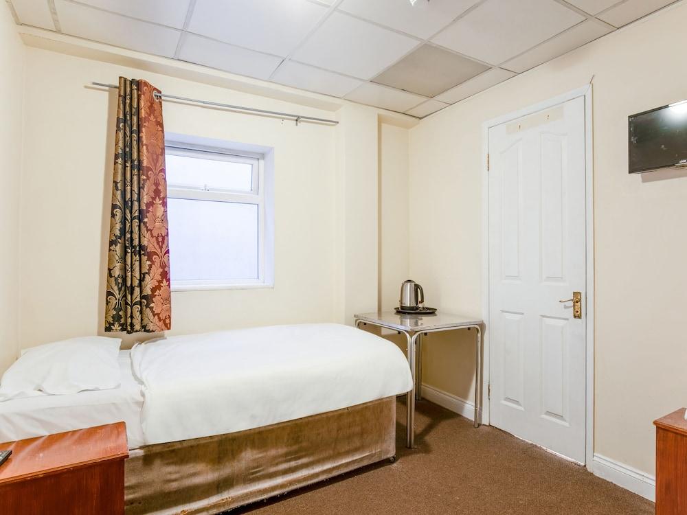 OYO VII Hotel & Indian Restaurant