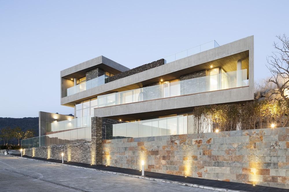 Bayhill Pool & Villa