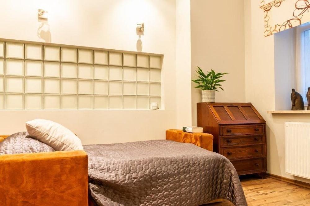 Home & Travel Apartments