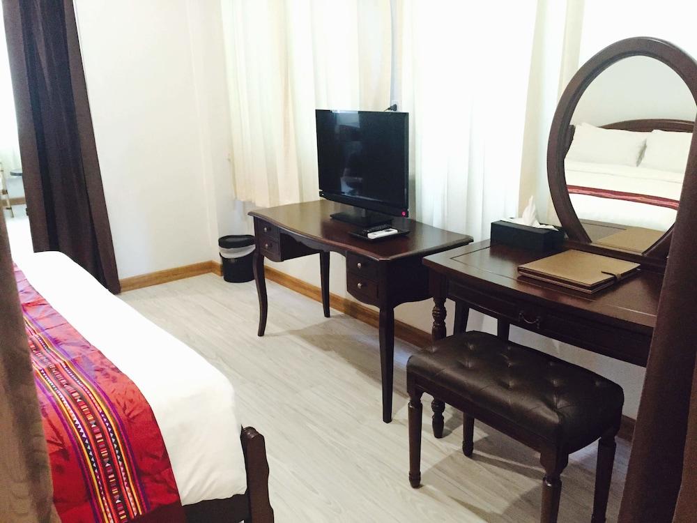 99 The Gallery Hotel