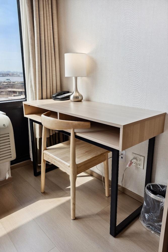 Ramada by Wyndham Flushing Queens