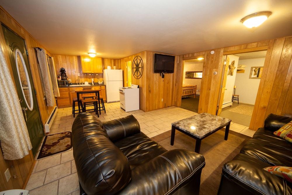 Log Cabin Lodge & Suites