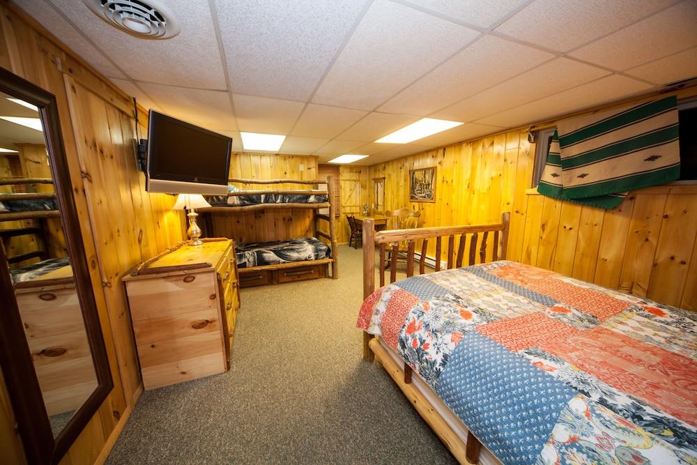 Log Cabin Lodge & Suites