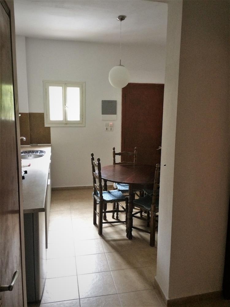 Captain's Studios & Apartments