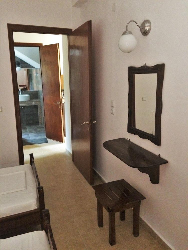 Captain's Studios & Apartments