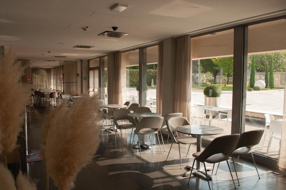 One Hotel & Restaurant