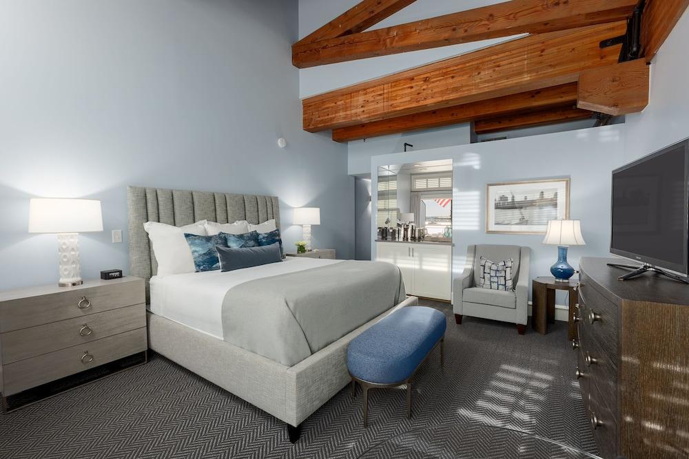 Boston Yacht Haven Inn & Marina