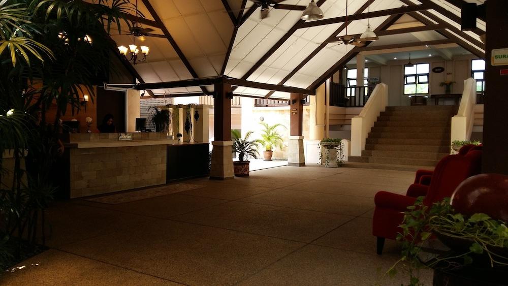 D'Feringghi Haus Hotel & Restaurant