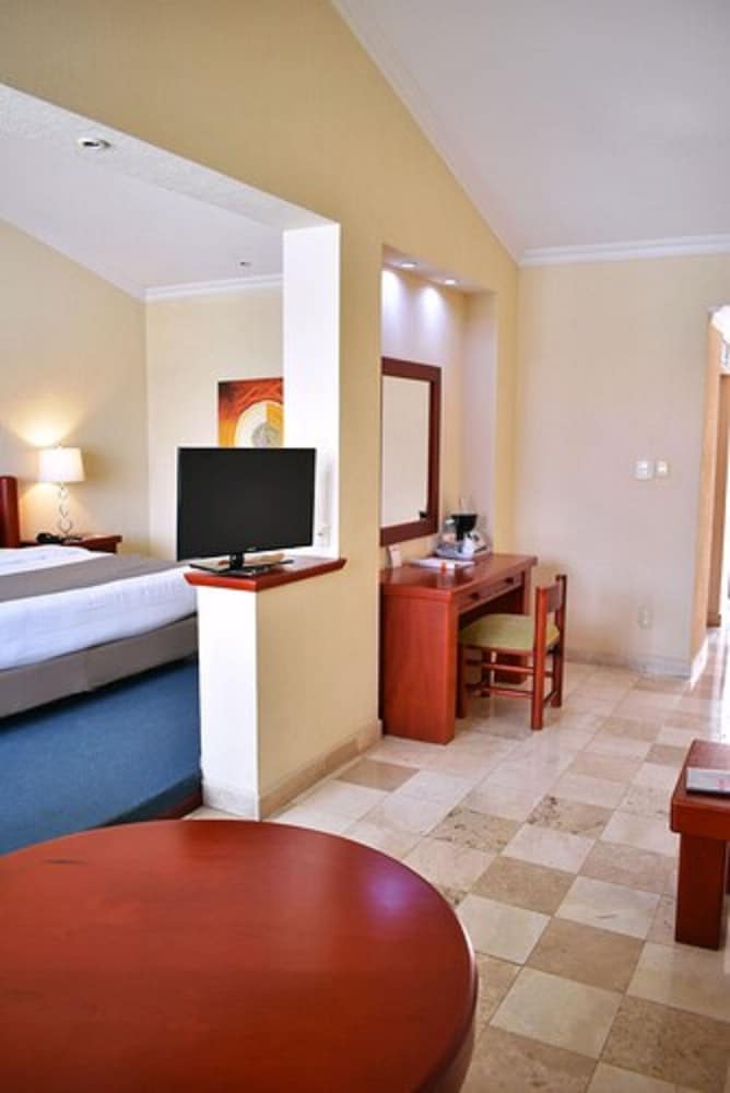 La Posada Hotel & Suites