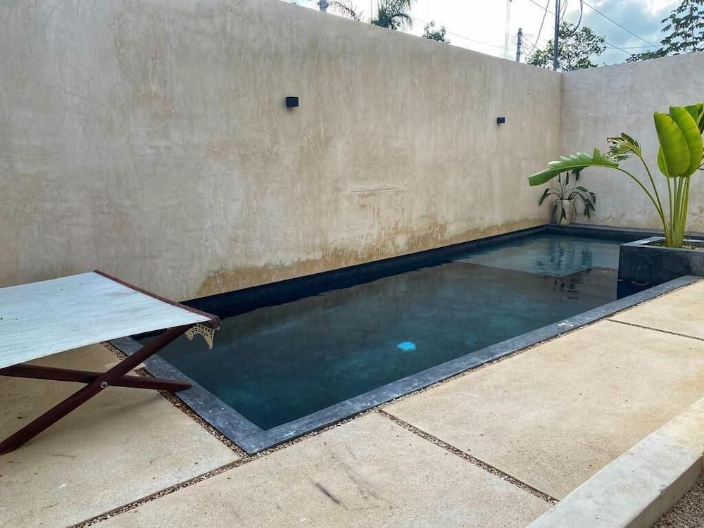 Deluxe Studio Direct Exit to the Pool