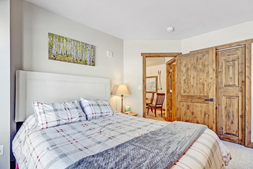 Cs110 Copper Springs 2 Bedroom Condo by RedAwning