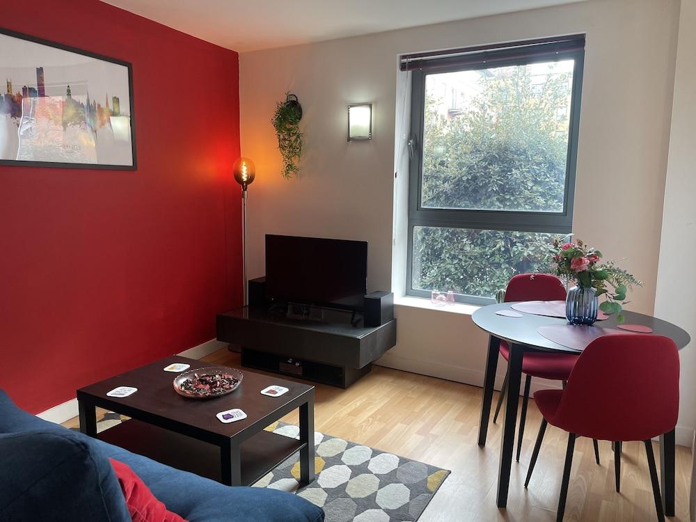 Modern 1BR City Centre Apartment