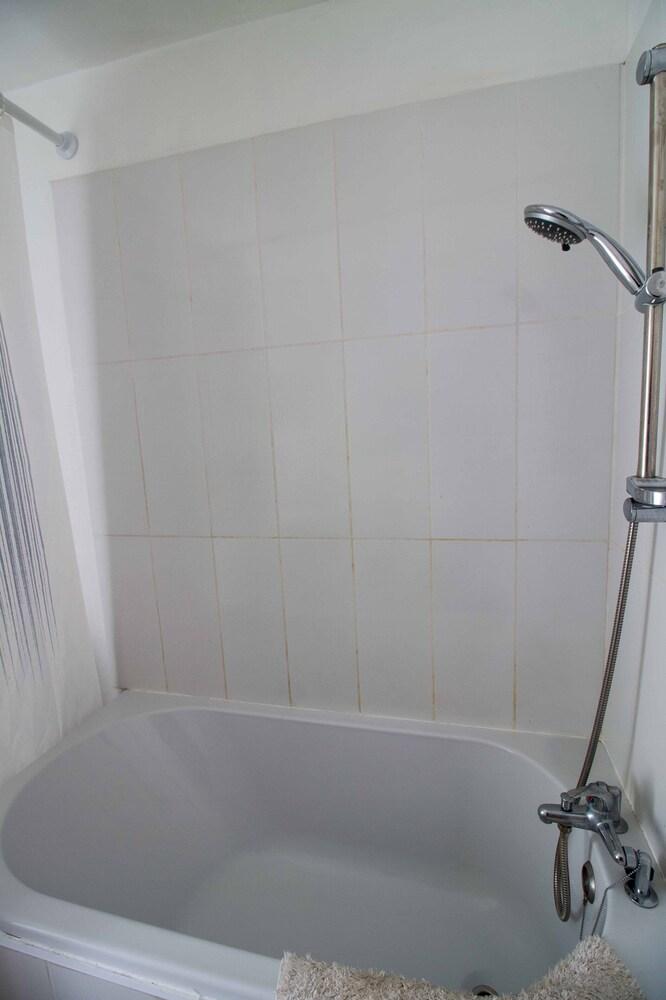 U2 Studio Équipé Proche Naval Group - Netflix