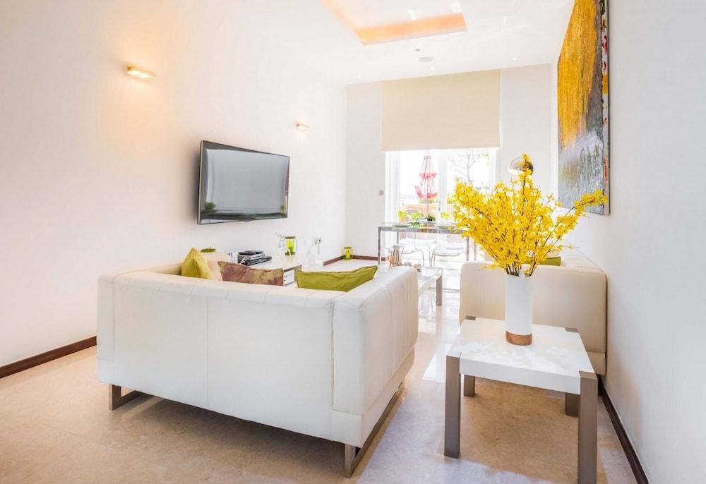 Bright Beachfront Apt w Wow Factor on The Palm