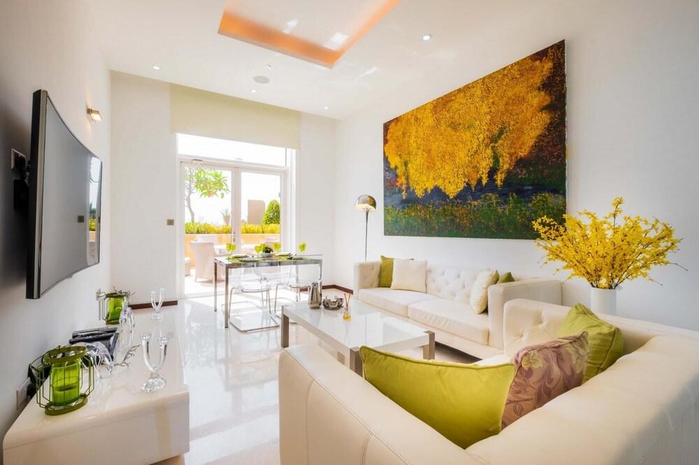 Bright Beachfront Apt w Wow Factor on The Palm