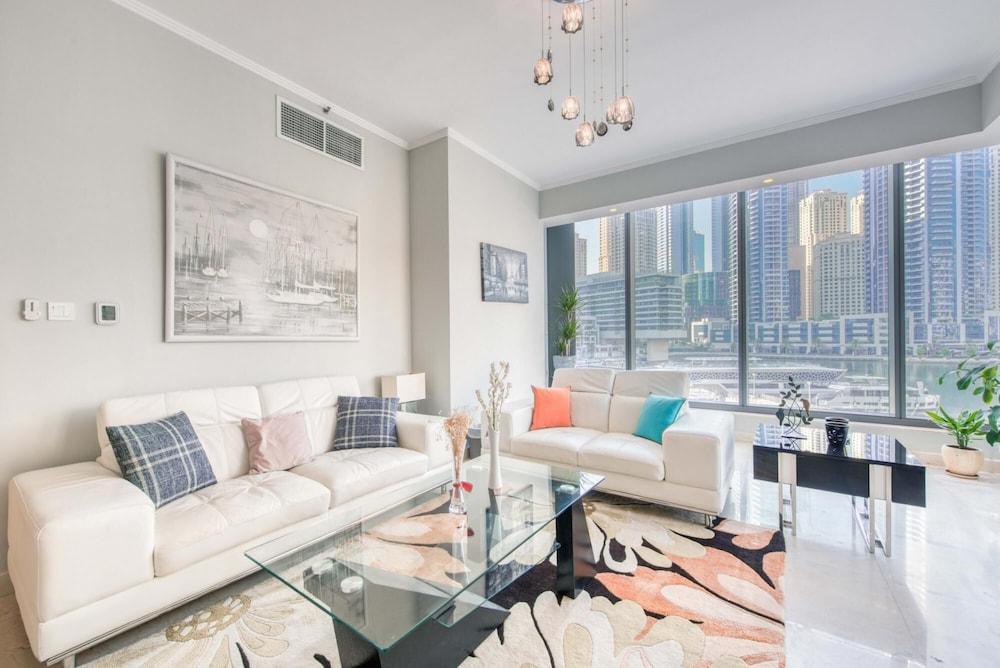 Luxury Apartment Overlooking the Water