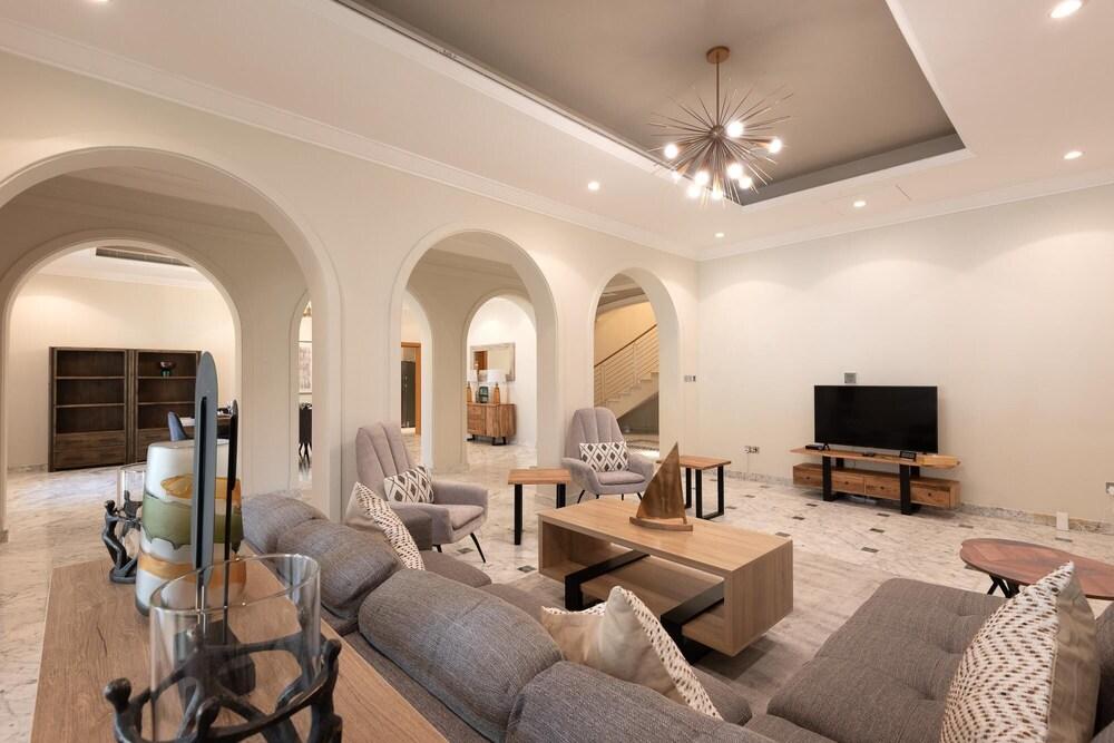 Luxury 5BR Villa With Private Pool and Beach