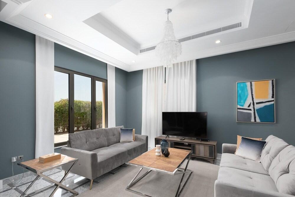 Luxury 5BR Villa With Private Pool and Beach