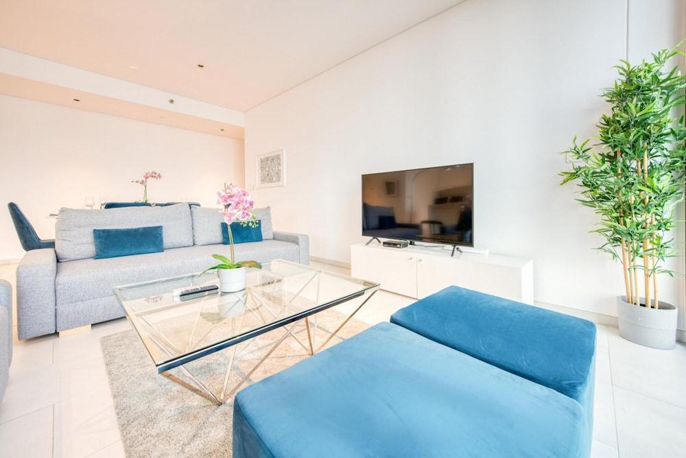 Smart and Contemporary Apt With Burj Khalifa View