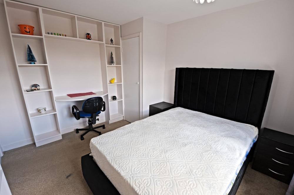 Immaculate 2-bed Apartment in Isleworth by River