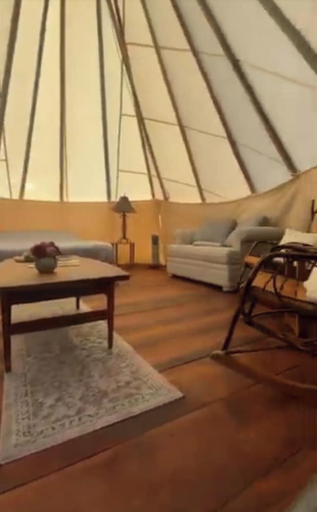 Glacier Grizzly Resort - Glamping
